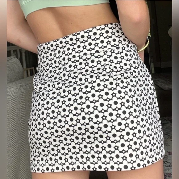 🖤 Altar'd State Sz Medium Floral Black White 3 Button 70’s Inspired Skirt Y2K - Picture 2 of 7